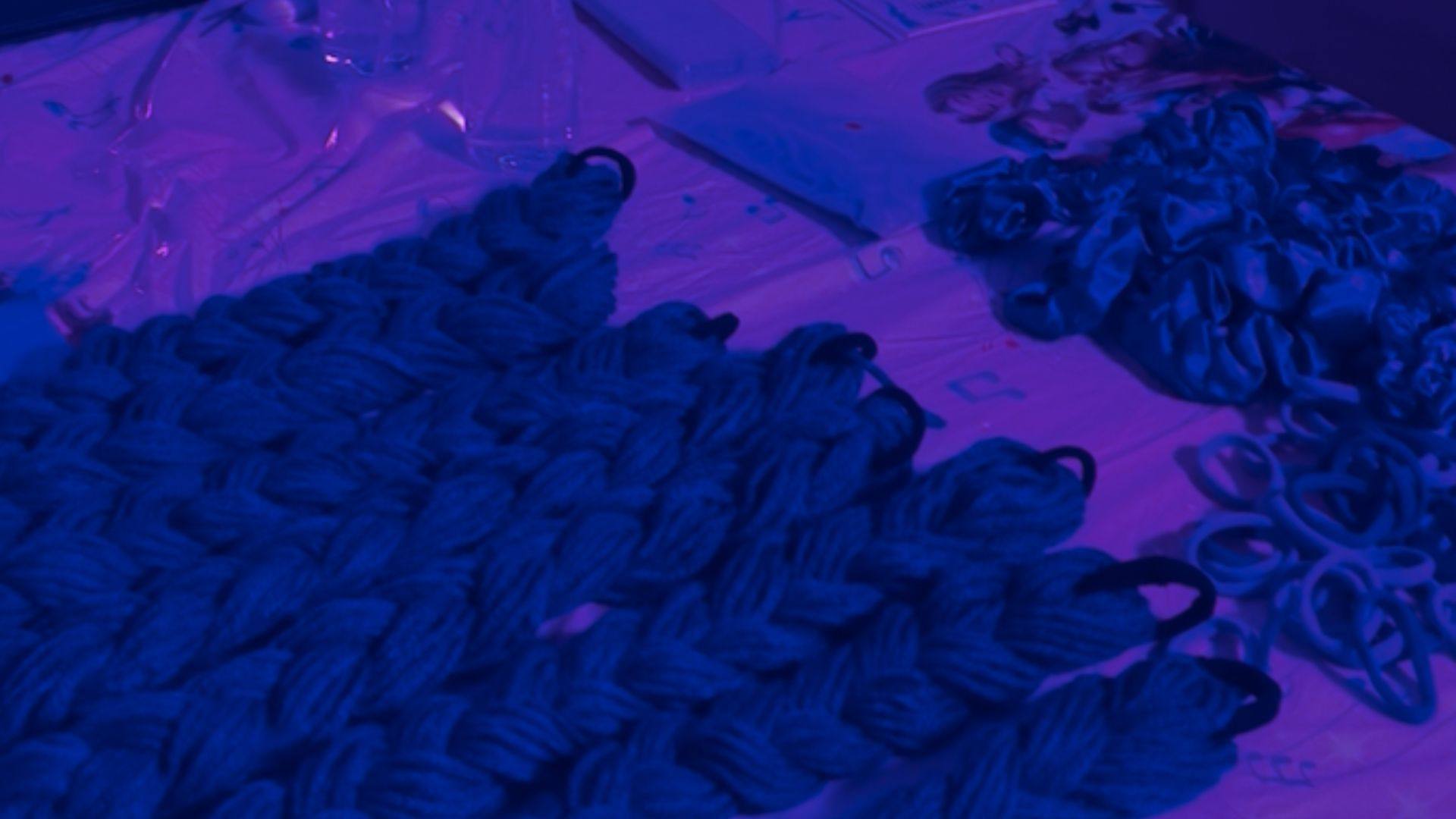 Trenzas de colores preparadas para la fiesta