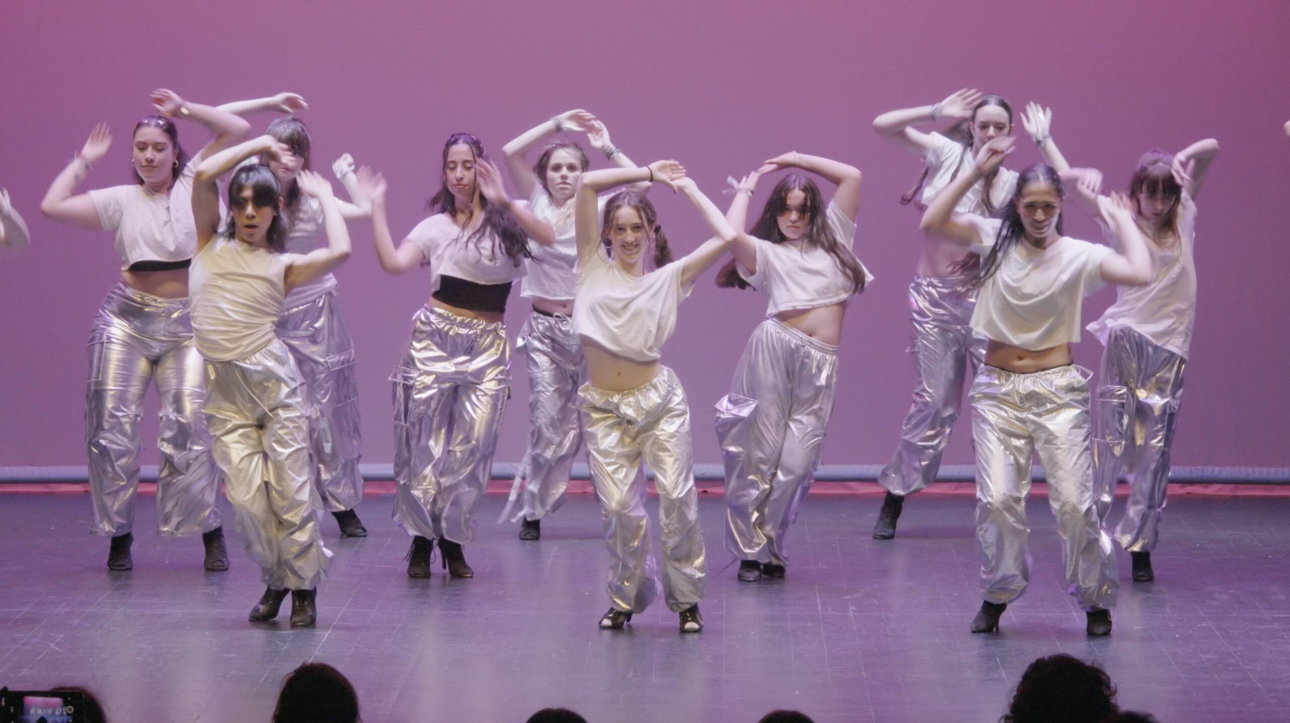Bailarinas de heels en plena coreografía