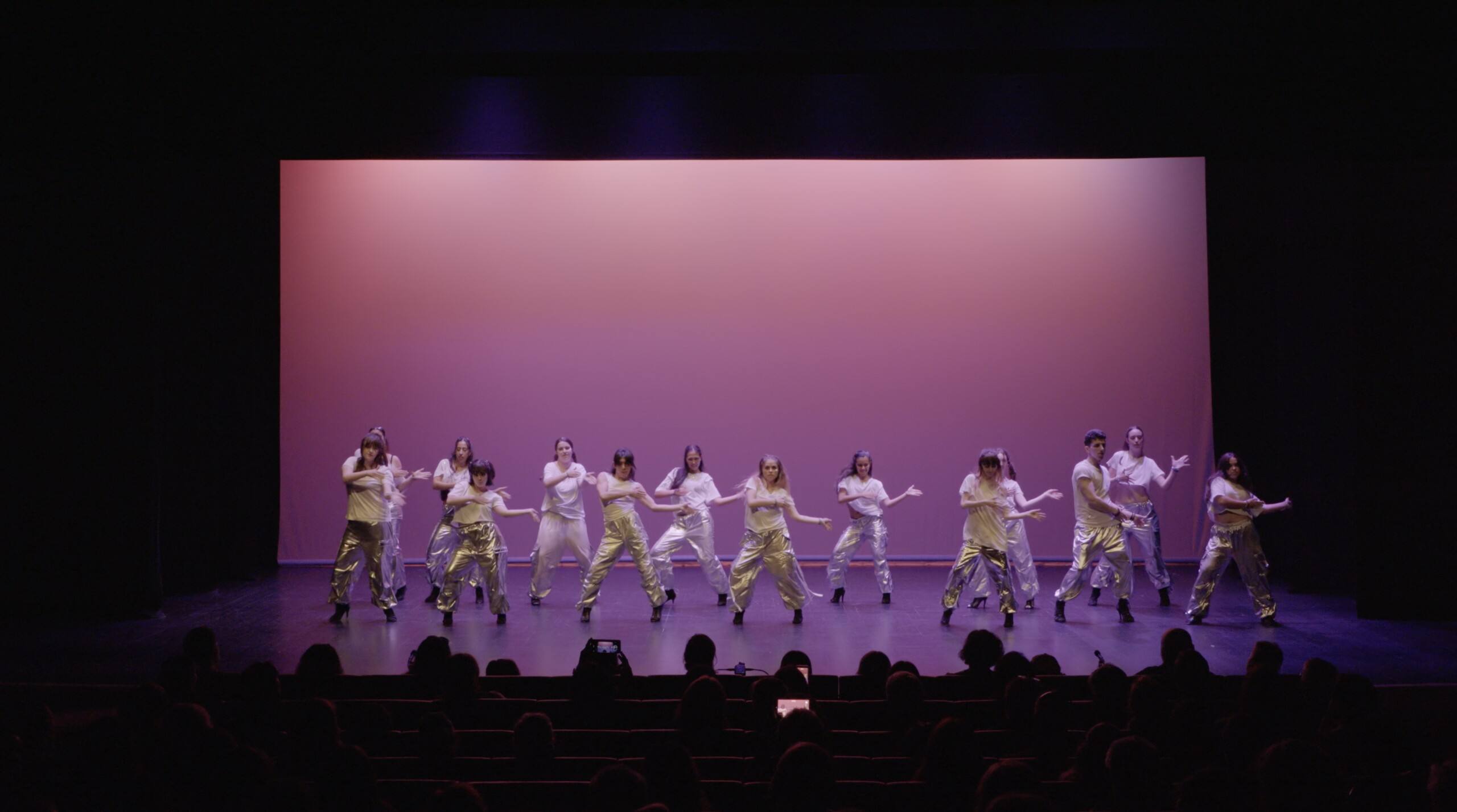 Grupo de heels de The Vibe sobre el escenario