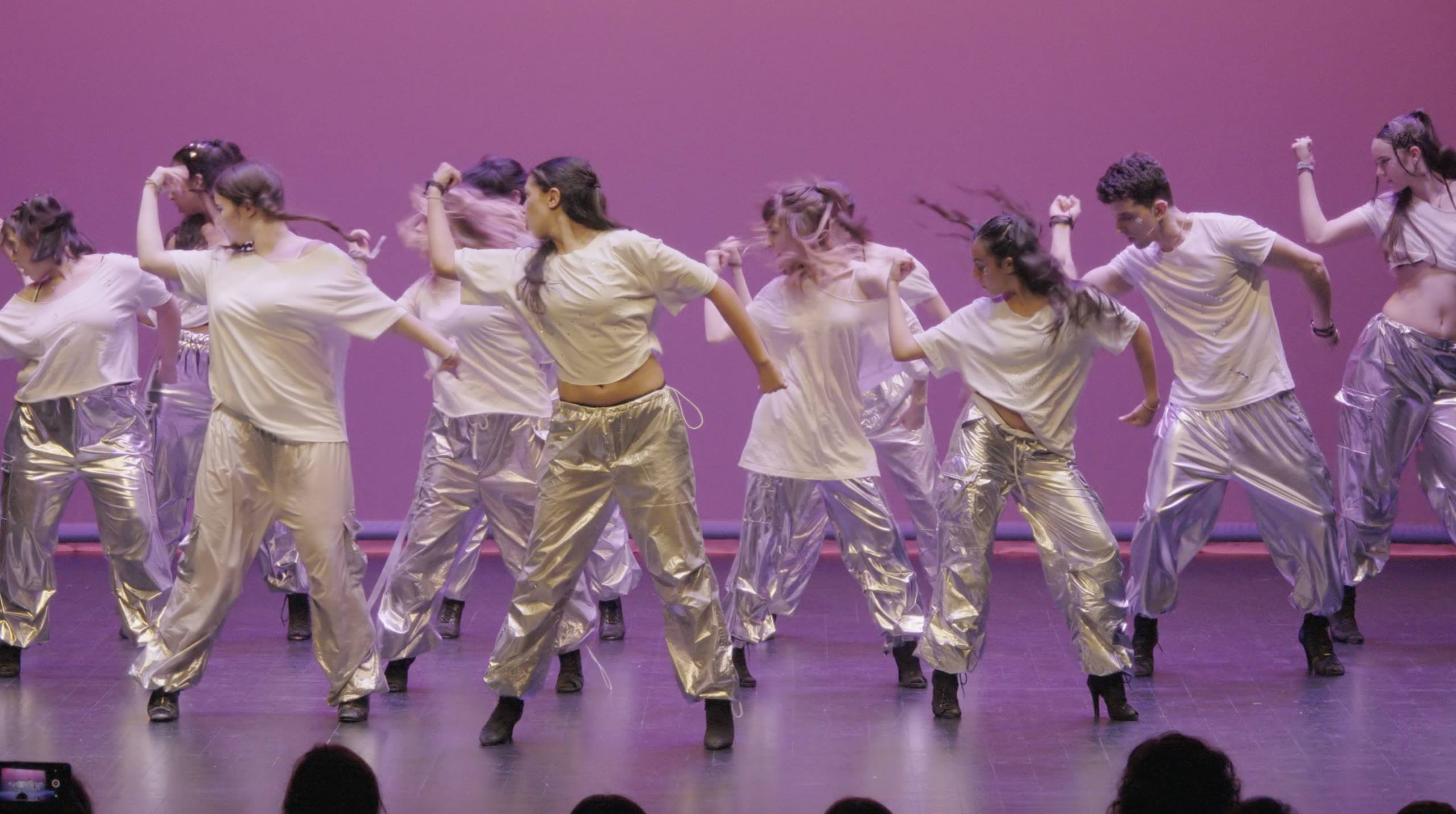 Grupo de heels de The Vibe en plena coreografía con fondo morado