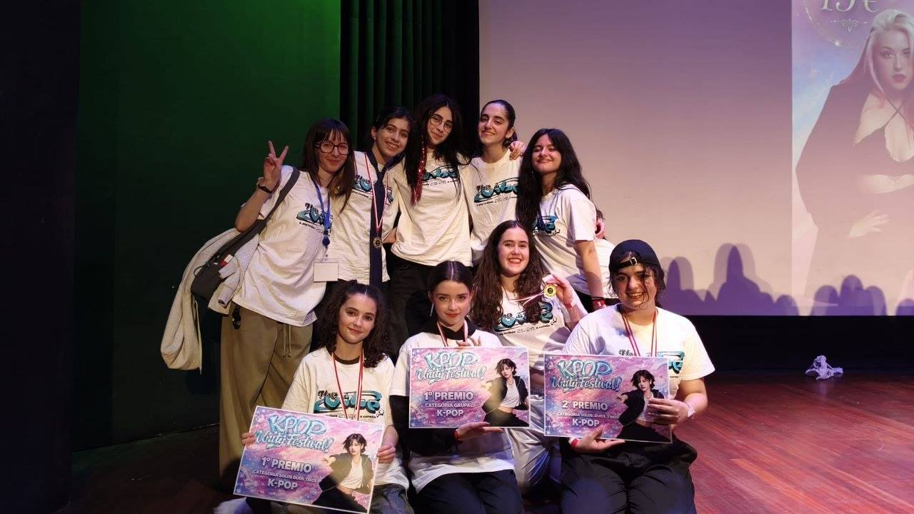 Bailarinas de K-pop de The Vibe en el escenario
