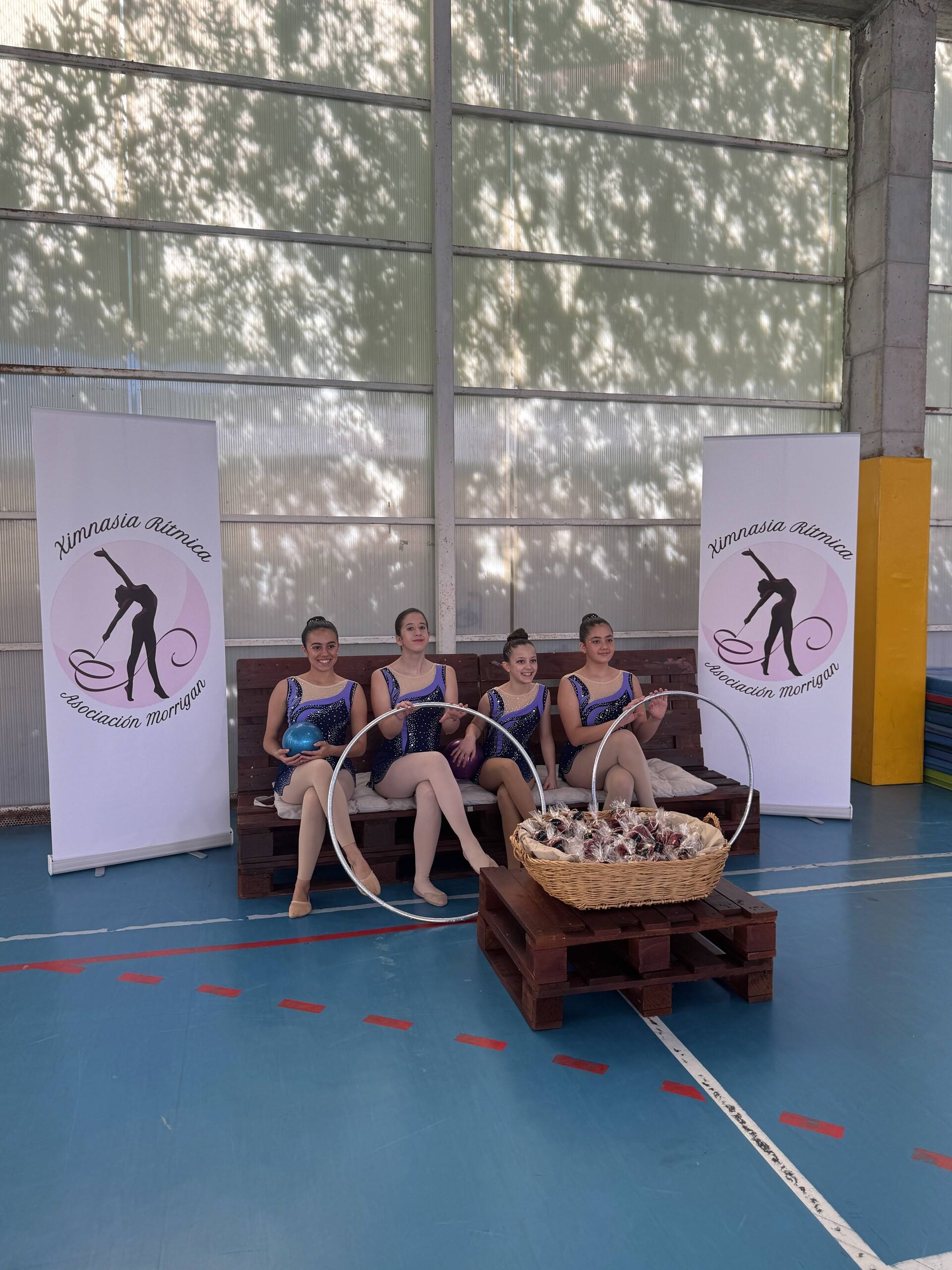 Exhibición de gimnasia rítmica en un pabellón