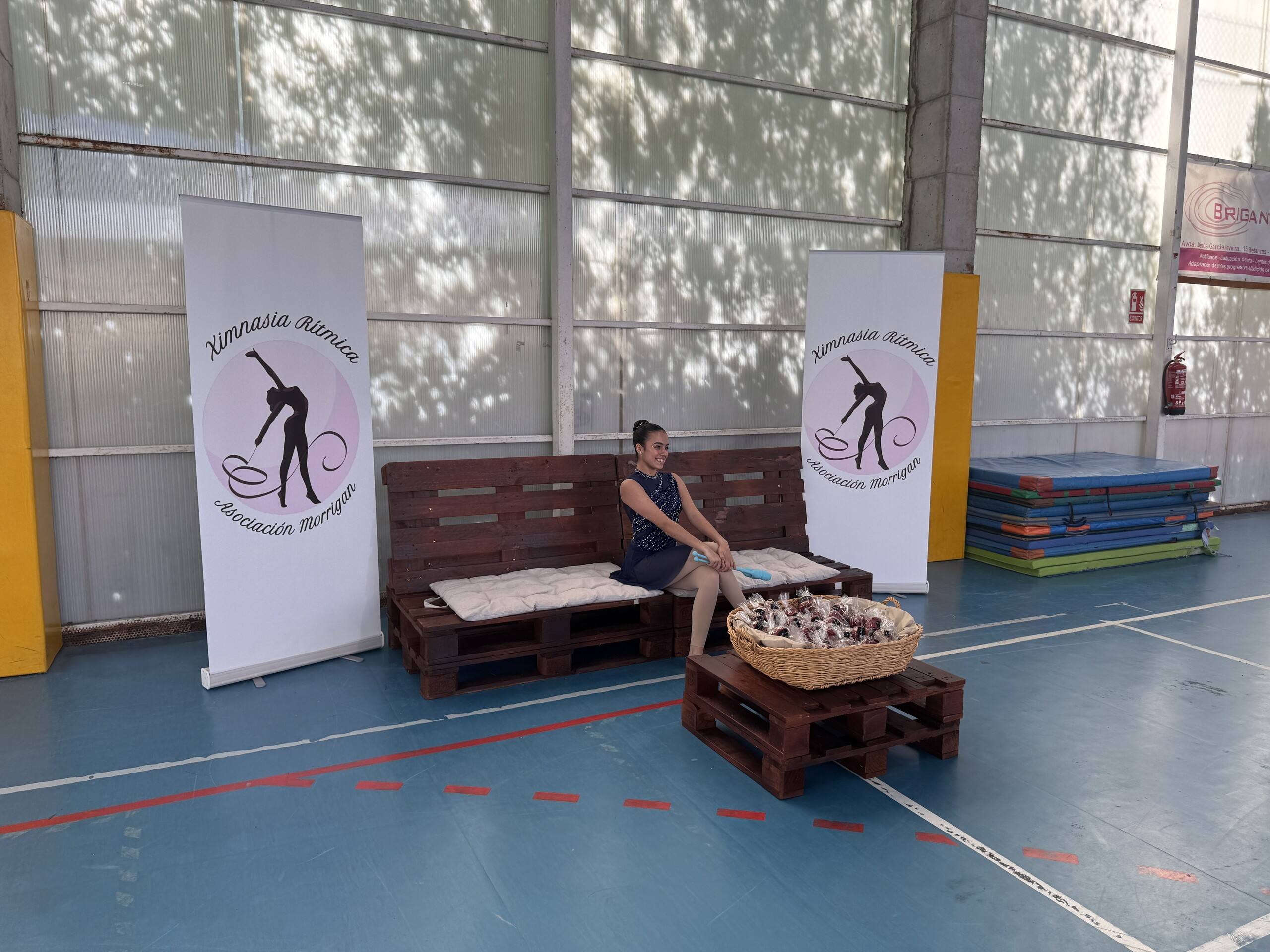 Gimnasta durante una exhibición con aro