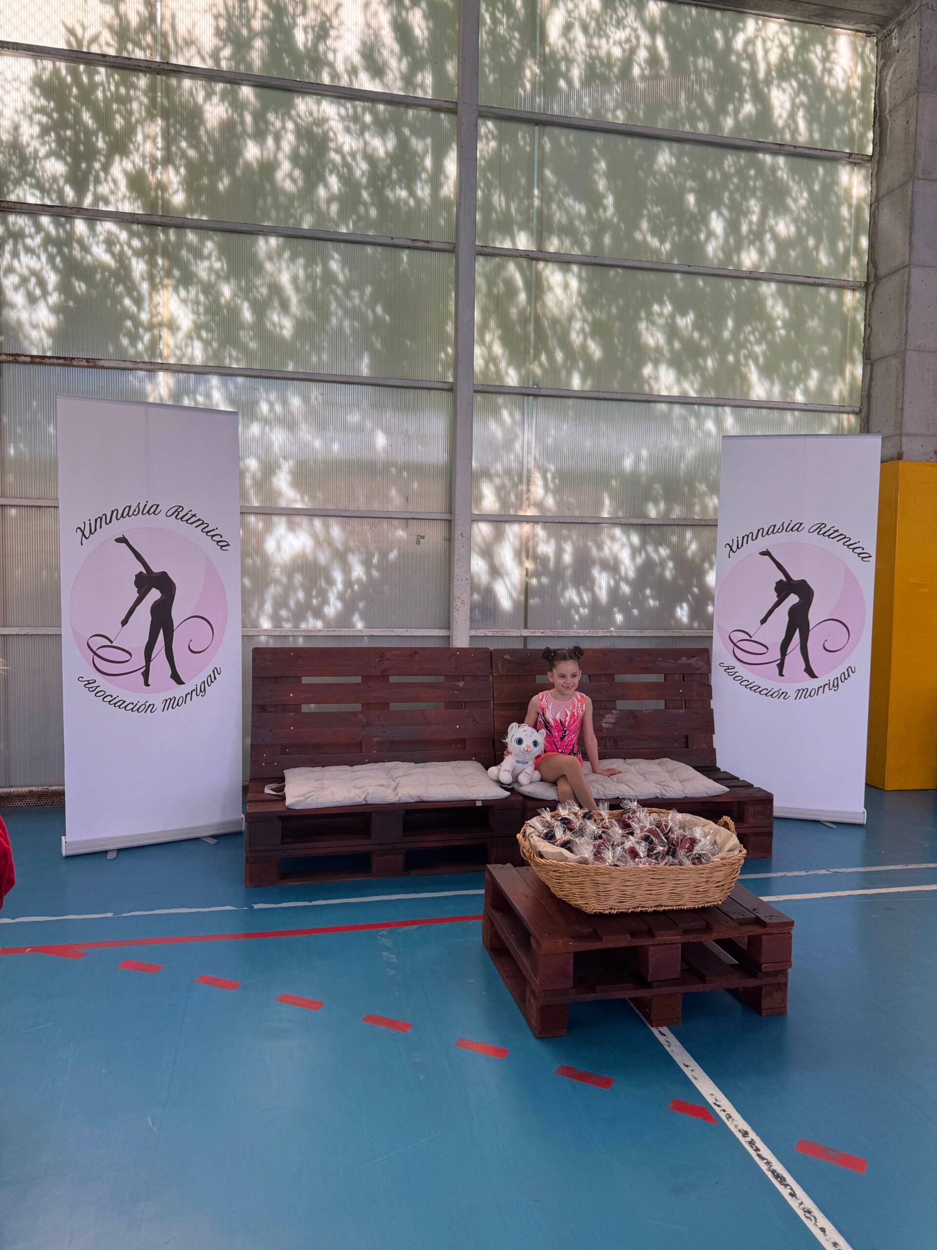 Gimnasta de The Vibe en el photocall de la Asociación Morrigan