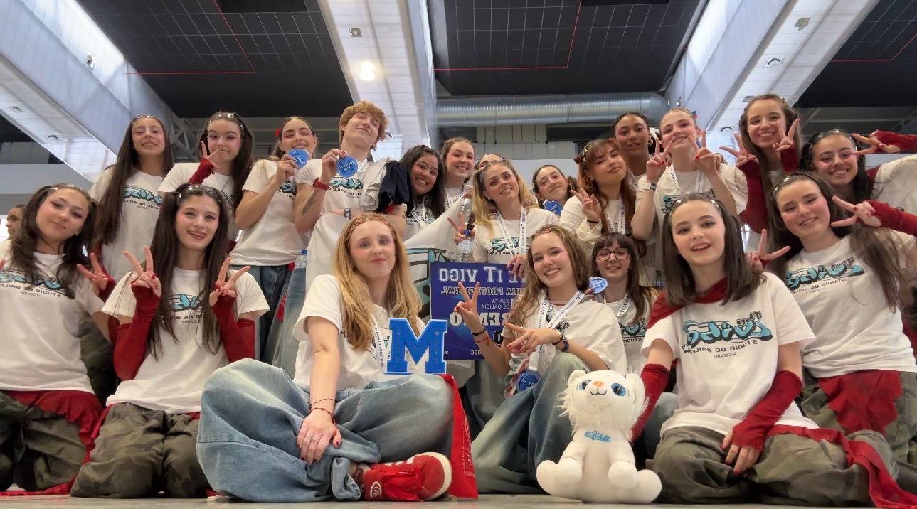 Bailarinas de The Vibe con su trofeo en el pabellón